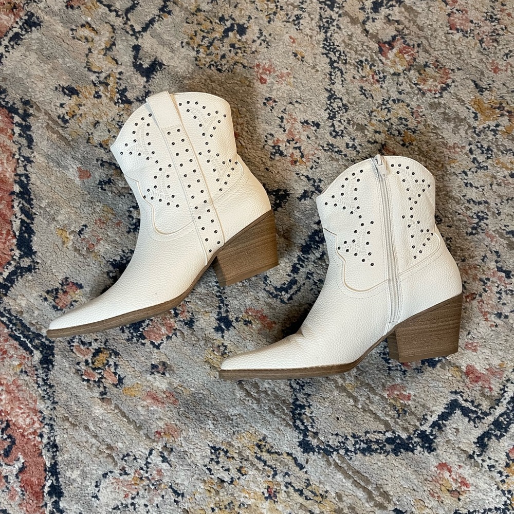 Universal threads white western studded embellished bootie cowboy cowgirl cream
